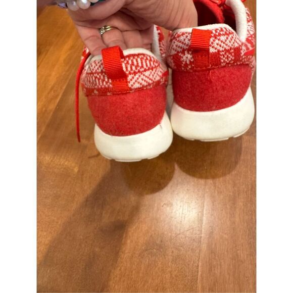 Woman’s Nike Roche one winter knit Christmas sneakers size 7.5 - Picture 4 of 6